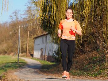 An der Saale-Brücke in Euerdorf hat Lena Kötzner (unser Bild) den Großteil ihres Halbmarathons geschafft.  Foto: Jürgen Schmitt