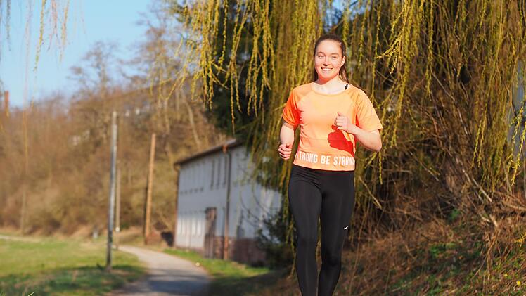 An der Saale-Brücke in Euerdorf hat Lena Kötzner (unser Bild) den Großteil ihres Halbmarathons geschafft.  Foto: Jürgen Schmitt