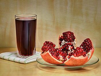 Laut einer Studie helfen rote Fruchtsäfte, wie Saft aus Granatapfel, beim Abnehmen.