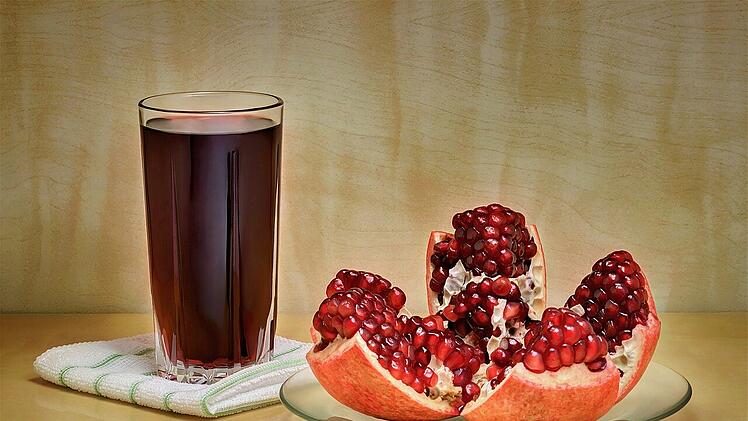Laut einer Studie helfen rote Fruchtsäfte, wie Saft aus Granatapfel, beim Abnehmen.