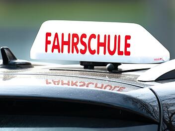 Lkw-Fahrer f&auml;hrt mehrfach auf Fahrschulauto auf und beleidigt den Fahrlehrer auf A9 bei Feucht