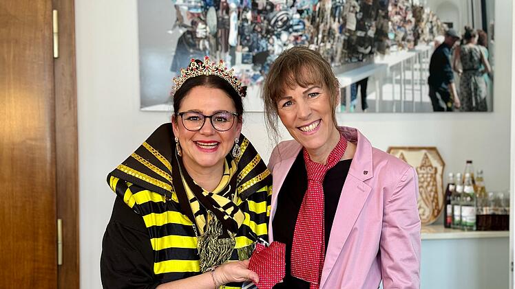 Hof: Altweiberfasching im Rathaus - Bienen fallen in Amtszimmer ein