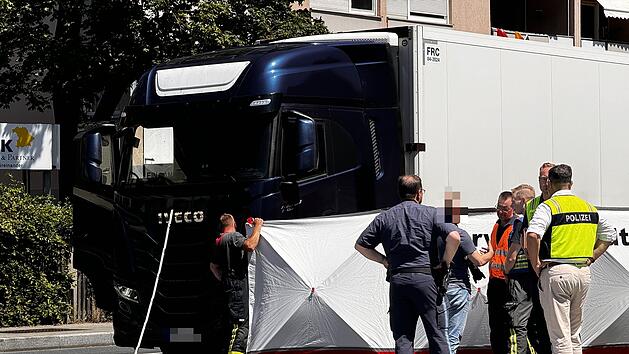 N&uuml;rnberg-R&ouml;thenbach: Fu&szlig;g&auml;nger von Lastwagen erfasst und verstorben