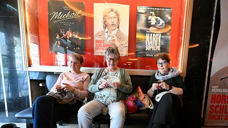 Mit Stricknadel und Wollkn&auml;uel ins Kino