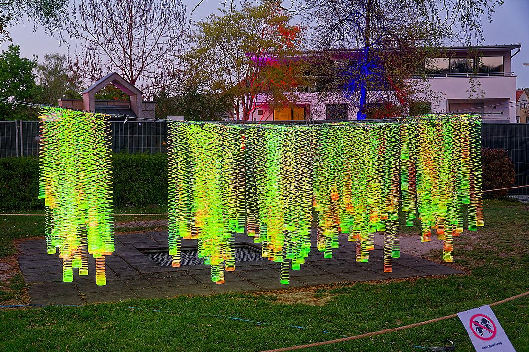 Eine magische Kulisse mit effektvoll platzierter Lichtkunst.