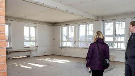 Andreas Schwarz und Edith Obrusnik blicken in den alten Sitzungssaal. Hier wird das Büro des Bürgermeisters untergebracht.