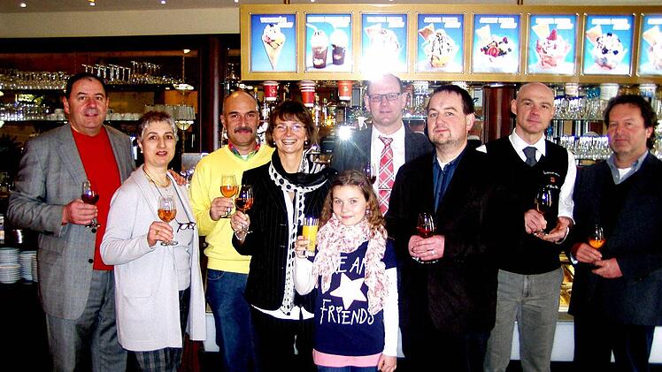 Mit einem Glas Zeiler Secco stießen die Ehrengäste auf ein gutes Gelingen an. Von links das Besitzerehepaar Gabriele Tonin mit seiner Frau Rosa La-Rocca, das Vermieterehepaar Georg und Elke Mahr, Tochter Leonie mit einem Orangensaft, Bürgermeister Thomas Stadelmann. Pfarrer Michael Erhart, Geschäftsführer Giorgio Dall'Anese, Planungsleiter Architekt Hubertus Gieb.