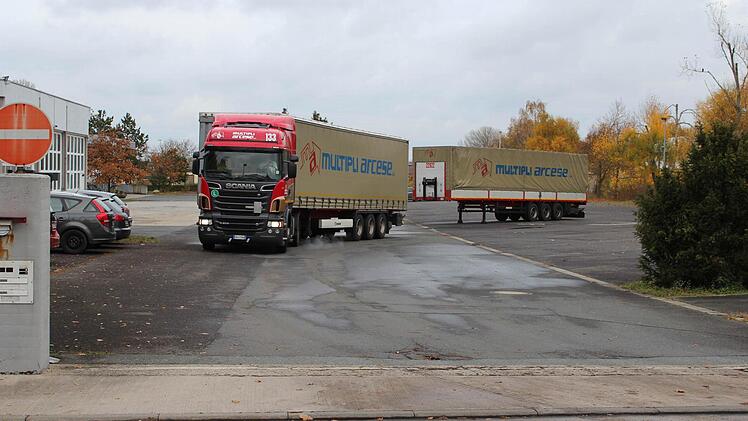 Von dem Gelände der Spedition in Adelsdorf verschwanden zwei Sattelzüge samt Ladung.