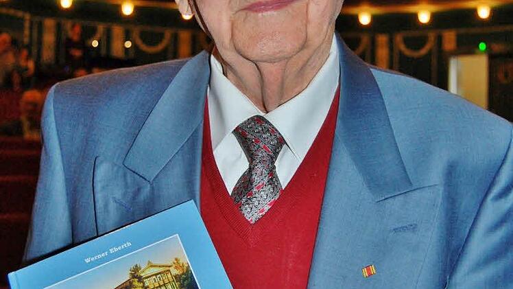 Werner Eberth stellte sein neues Buch "Das Kurtheater im Bade Bad Kissingen" vor.  Foto: Sigismund von Dobschütz