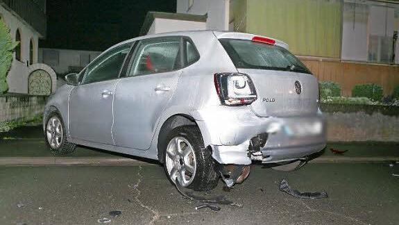 Auch ein geparkter VW Polo fiel der n&auml;chtlichen Trunkenheitsfahrt eines 25-J&auml;hrigen zum Opfer. Fotos: Stefan Johannes