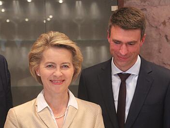 Bundesverteidigungsministerin Ursula vonder Leyen (CDU) war der Einladung vom Bundestagsabgeordneten und Direktkandidaten der CSU, Stefan Müller, nach Atzelsberg gefolgt. Foto: Jann Weckel