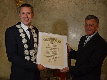 Marco Steiner (links) überreicht Gerhard Preß die Urkunde zur Verleihung des Ehrentitels Altbürgermeister. Foto: Rainer Lutz
