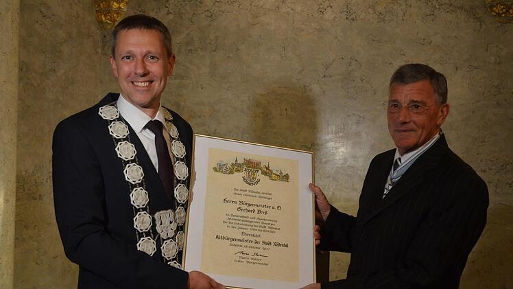 Marco Steiner (links) überreicht Gerhard Preß die Urkunde zur Verleihung des Ehrentitels Altbürgermeister. Foto: Rainer Lutz