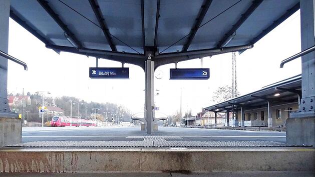 Die Gleise und Bahnsteige sind fertig - jetzt muss nur noch der ICE kommen. Fotos: Jochen Berger