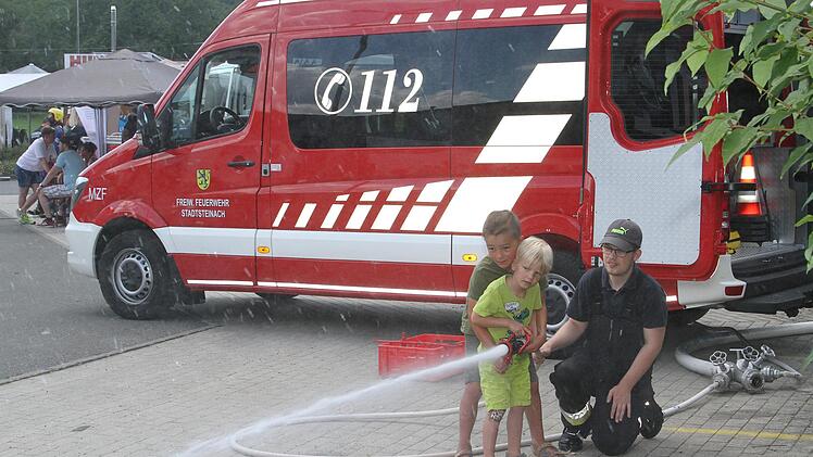 Bei der Sommerhitze machte den Kindern das Spritzen viel Freude. Foto: Sonny Adam