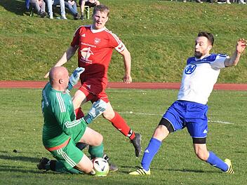 Gleich dreimal überwand Andrei Puscas (rechts) den Altbessinger Keeper Daniel Lilienweiß, der zumindest in dieser Szene einen Treffer des Kissinger Stürmers mit gutem Stellungsspiel zu vereiteln weiß. Foto: Hopf