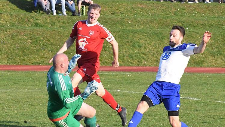 Gleich dreimal überwand Andrei Puscas (rechts) den Altbessinger Keeper Daniel Lilienweiß, der zumindest in dieser Szene einen Treffer des Kissinger Stürmers mit gutem Stellungsspiel zu vereiteln weiß. Foto: Hopf