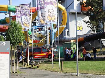 Vater und Sohn mussten am Sonntag in Palm Beach reanimiert werden. Gaffer behinderten die Arbeit der Rettungskr&auml;fte. Foto: NEWS5 / Fechner