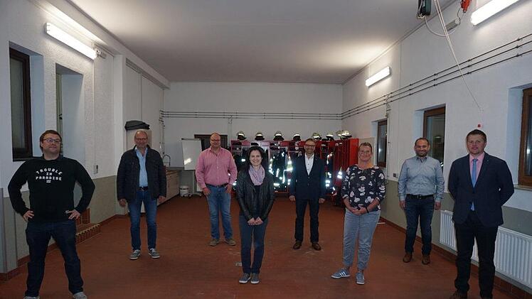 Bürgermeister Matthias Hauke (rechts) und die neuen Gemeinderäte. Das  Bild zeigt von links: Sebastian Leuber, Mathias Müller, Alexander  Keßler, Anja Strigl-Wittmann, Volker Roth, Eva-Maria Weber und Mario Gunkel. Foto: Marion Eckert