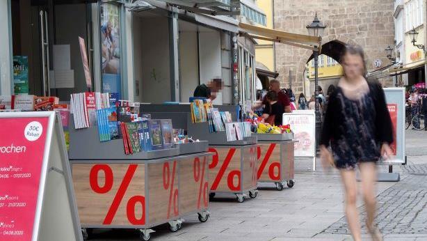 Um die Umsatz- und Verdienstausfälle durch die Corona-Pandemie für den Einzelhandel abzumildern, verzichtet die Stadt in diesem Jahr auf Sondernutzungsgebühren für Warenpräsentation oder Werbeaufsteller im öffentlichen Raum. Das betrifft aber nur bis zum 31. Mai 2020 beantragte Nutzung. So will die Stadt einen Wildwuchs vermeiden. Foto: Christoph Winter