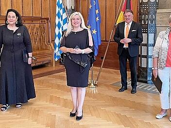Brigitte Brückner (Zweite von rechts) erhielt das Ehrenzeichen des bayerischen Ministerpräsidenten. Mit im Bild (von links) Bürgermeisterin Anita Sack, Elisabeth Thammer, Staatsministerin Melanie Huml, Landrat Klaus Peter Söllner und Regierungsvizepräsident Thomas Engel