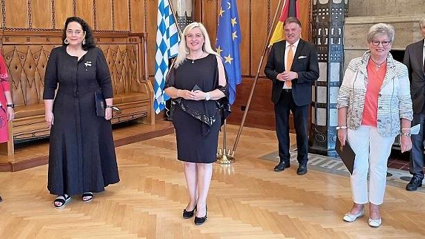Brigitte Brückner (Zweite von rechts) erhielt das Ehrenzeichen des bayerischen Ministerpräsidenten. Mit im Bild (von links) Bürgermeisterin Anita Sack, Elisabeth Thammer, Staatsministerin Melanie Huml, Landrat Klaus Peter Söllner und Regierungsvizepräsident Thomas Engel