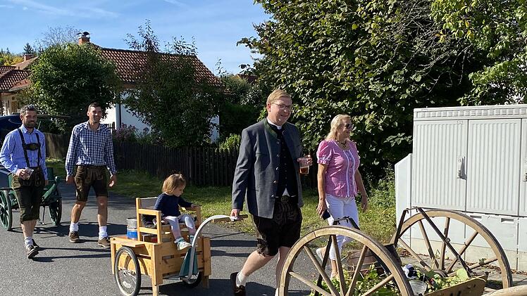 Ein Mini-Wiesn-Festzug  fand am 2. Oktober in Volkers statt.