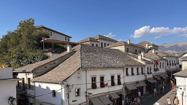 In der Altstadt findet man viele alte, traditionell albanische Häuser, im Stil der Balkanarchitektur. Die Dächer sind mit flachen Steinen gedeckt, die Fenster schmal und hoch.