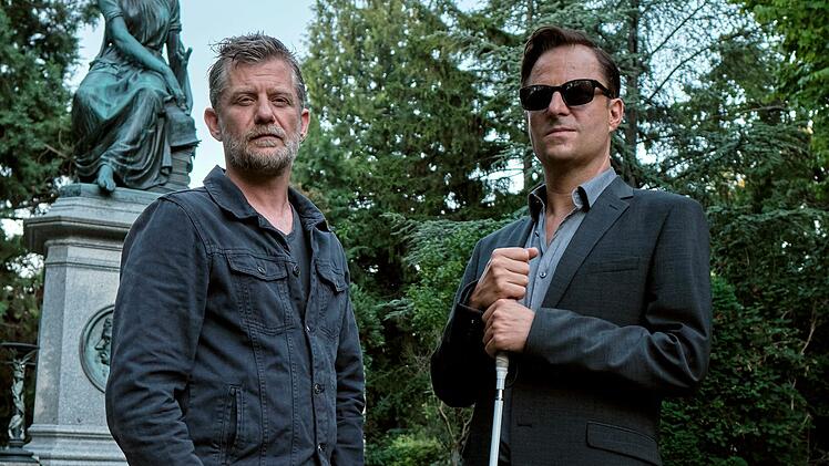 Haller wird von seiner Vergangenheit eingeholt: Der Ex-Kommissar (Philipp Hochmair, rechts) und sein Freund und Chauffeur Niko (Andreas Guenther) ermitteln auf dem Wiener Zentralfriedhof.
