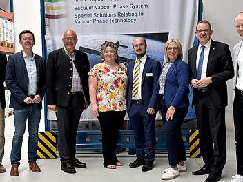 Zur Er&ouml;ffnung begr&uuml;&szlig;te das Unternehmen neben Oberb&uuml;rgermeisterin Martina Hebendanz, Landrat Hanng&ouml;rg Zimmermann und IHK-Hauptgesch&auml;ftsf&uuml;hrer Wolfram Brehm auch zahlreiche internationale G&auml;ste und Vertriebspartner.