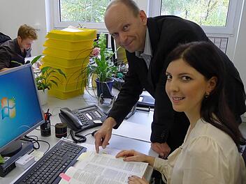 Laura Pflaum mit Baur-Ausbildungsleiter Max-Josef Weismeier an ihrem Arbeitsplatz Foto: privat