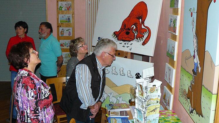 Die Gäste bestaunen die Werke von Gerhard Marek. Foto: Klaus-Peter Wulf