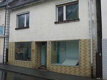 Die Wirsberger Familie Herbert Schröppel ist bereit, die Räumlichkeiten ihres ehemaligen Haushalts- und Gemischtwarengeschäftes in der Hauptstraße 10 (Mitte) zur Nutzung für den geplanten Dorfladen zur Verfügung zu stellen. Foto: Klaus-Peter Wulf