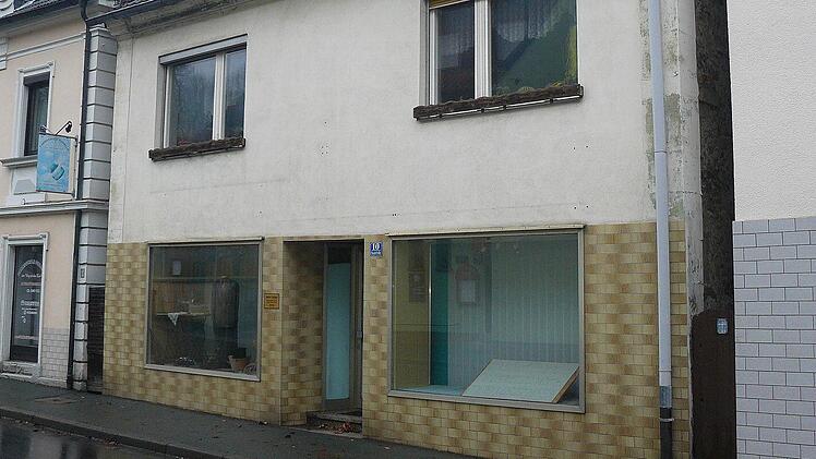 Die Wirsberger Familie Herbert Schröppel ist bereit, die Räumlichkeiten ihres ehemaligen Haushalts- und Gemischtwarengeschäftes in der Hauptstraße 10 (Mitte) zur Nutzung für den geplanten Dorfladen zur Verfügung zu stellen. Foto: Klaus-Peter Wulf