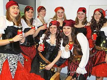 Hübsche Seeräuberrinnen, die nicht nur an Bord eine gute Figur machten. Von links: Eva-Maria Heiß, Sabrina Thierauf, Michaela Limmer, Ramona Geyer, Isabel Kremer, Lena Lauterbach, Annika Steger und Theresa Steger. Foto: Klaus-Peter Wulf