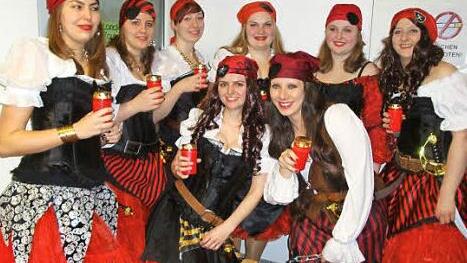 Hübsche Seeräuberrinnen, die nicht nur an Bord eine gute Figur machten. Von links: Eva-Maria Heiß, Sabrina Thierauf, Michaela Limmer, Ramona Geyer, Isabel Kremer, Lena Lauterbach, Annika Steger und Theresa Steger. Foto: Klaus-Peter Wulf