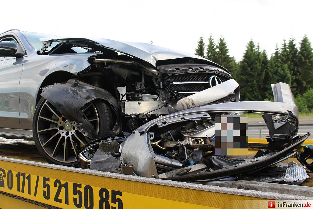 Mercedes gerät bei Starkregen ins Schleudern - Fahrer touchiert zwei Lkws