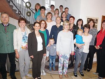 Die Abschlussprüfung zur Hauswirtschafterin haben alle Teilnehmerinnen bestanden. Das Bild zeigt sie mit Klaus Klingert (links), Schulleiterin Doris Hartan-Khan (2.v.l.) und Ester Schroth (3.v.l.).  Foto: Marion Eckert