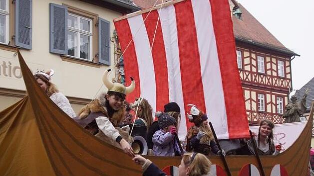 Wenn das Wikingerschiff einmal kurz anlegte und Speisen und Getränke verteilte, war dies bei den Zuschauern am Bad Staffelsteiner Gaudiwurm natürlich willkommen.Mario Deller