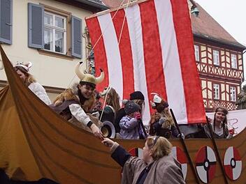 Wenn das Wikingerschiff einmal kurz anlegte und Speisen und Getränke verteilte, war dies bei den Zuschauern am Bad Staffelsteiner Gaudiwurm natürlich willkommen.Mario Deller