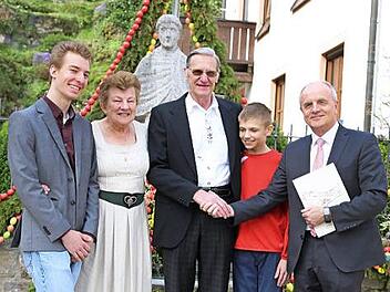 Beim Gratulieren (v. l.): Enkel Dominik, Wiltrud und Klaus Wojtera, Enkel Damon, Bürgermeister Markus Grüner  Foto: Franz Galster