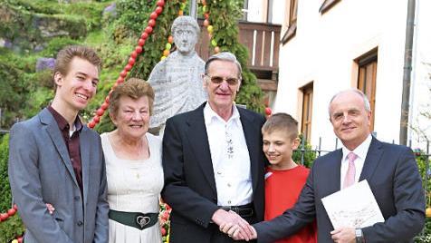 Beim Gratulieren (v. l.): Enkel Dominik, Wiltrud und Klaus Wojtera, Enkel Damon, Bürgermeister Markus Grüner  Foto: Franz Galster