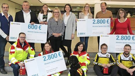 &Uuml;ber eine Spende der Mitarbeiter der HUK Coburg von insgesamt 9000 Euro freuen sich die ASB-Rettungshundestaffel, die Schulweghelfer der Stadt Coburg, der Fu&szlig;ballclub FED OL&Eacute; sowie das Projekt "Anti-Gewalt-Training" an der Jean-Paul-Schule in Coburg. Foto: Wolfgang Desombre