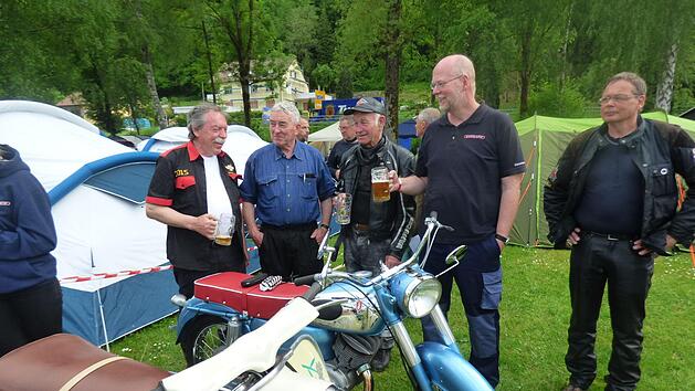 Fachsimpeln &uuml;ber die Bella Foto: Thomas Weichert