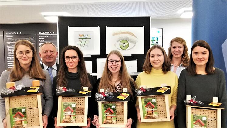 Grüngitter-Projektleiterin Jasmin Fidyka und Landrat Thomas Bold stellten das offizielle Logo des landkreisweiten Naturschutzprojektes Grüngitter vor.  Fotos: Sigismund von Dobschütz
