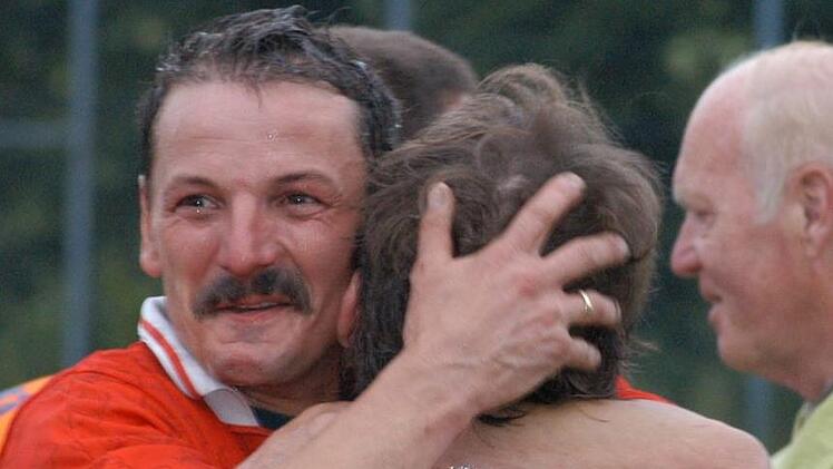 Spielertrainer Wolfgang Schmitt verstand es besonders, die Auraer Kicker zu motivieren. Foto: Hopf