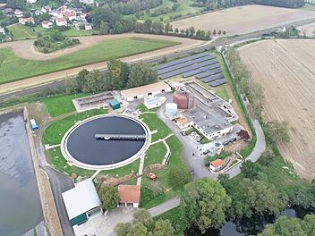 Blick auf das Klärwerk in Nagel mit der neuen Photovoltaikanlage (rechts oben)  Foto: K.- H. Hofmann