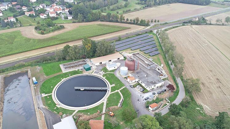 Blick auf das Klärwerk in Nagel mit der neuen Photovoltaikanlage (rechts oben)  Foto: K.- H. Hofmann