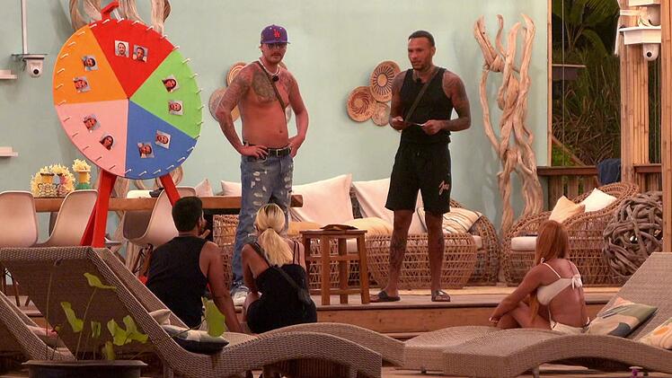 Am "Unglücksrad" erwischte Dennis den Umschlag mit dem sofortigen Rauswurf. Jona wurde zum Finalisten erklärt und durfte sich zwei aussuchen, die er in den Showdown mitnahm.