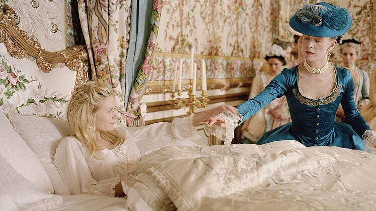 Ein Teenie am Hofe von Versailles: Marie Antoinette (Kirsten Dunst, links) ist erst 14 Jahre alt, als sie an den franz&ouml;sischen Hof kommt.